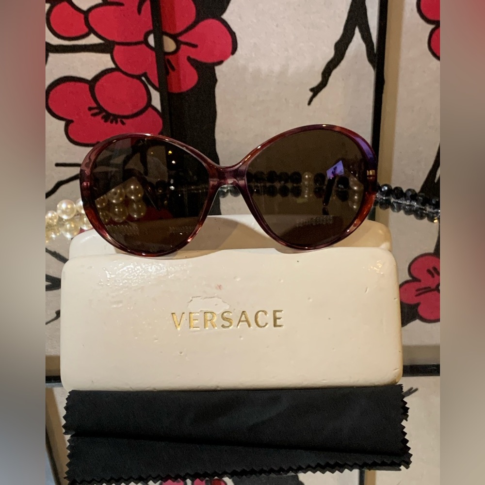 Oversized Versace sunglasses/Medusa insignia 💖EUC
